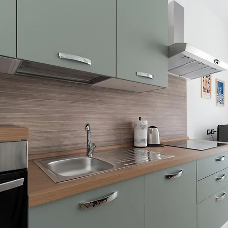 Guesthost - Modern Flat In Vigentino Daire Milano