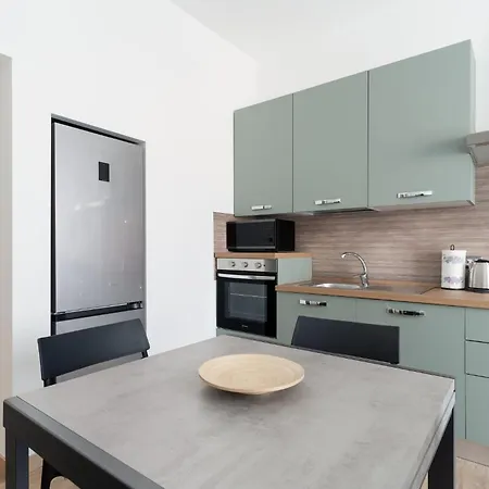 Guesthost - Modern Flat In Vigentino * Milano